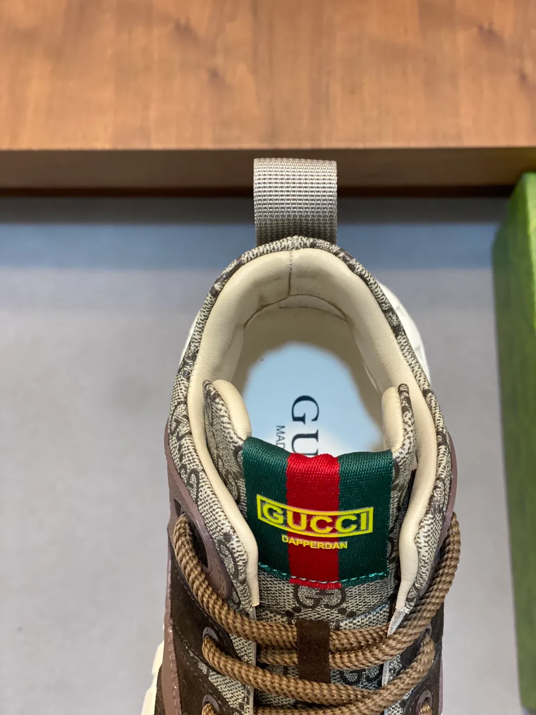 Men's shoes 💰860 Gucci men's sports shoes, with cow suede stitching and classic double G presbyopia, highly recognizable. The rubber sole has strong grip and is comfortable to wear, suitable for daily leisure or light exercise! The blue details on the tongue and shoelaces are full of vitality~. Versatile, can be easily worn with jeans and casual pants, fashionable and practical, suitable for you who pursue individuality and comfort! size：39-44